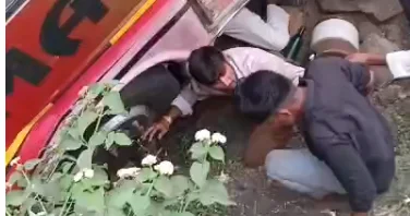 मध्य प्रदेश : उज्जैन में दर्दनाक हादसा; बाइक सवार को बचाने में अनियंत्रित हुई बस, दो युवकों की मौत और 8 घायल